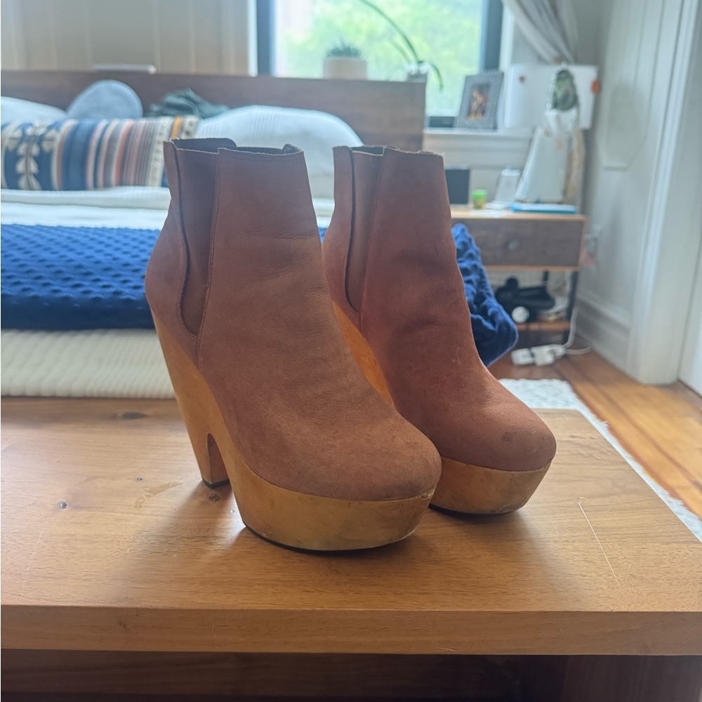 Messeca New York Camel Suede Platform Boots
